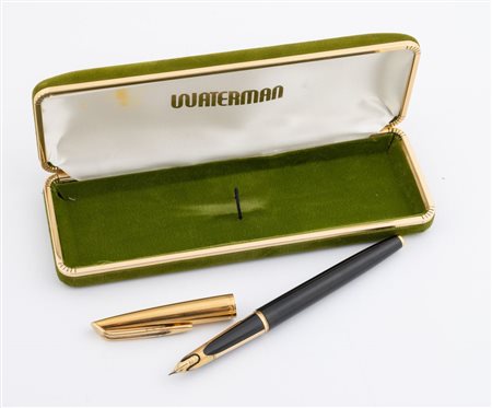 WATERMAN C/F Penna stilografica con pennino in oro 18kt. Anni '70. Corpo nero...