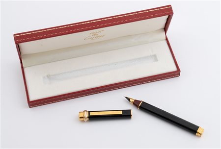 MUST DE CARTIER Penna stilografica modello Vendome Trinity Oval. Fusto in...