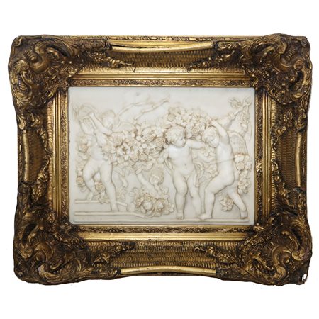 Bassorillievo raffigurante gioco di putti con fiori in cornice dorata