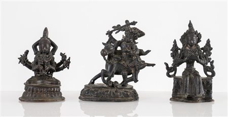 Tre piccole sculture in bronzo. Thailandia, XIX secolo. Rispettivamente di H....