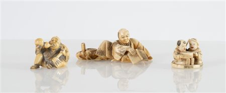 Lotto composto da tre netsuke in avorio: musico, bambini e lettore. Giappone,...