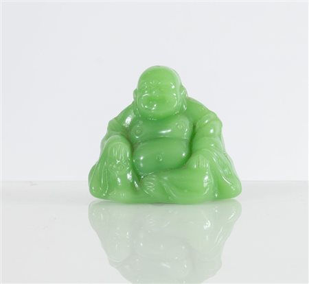 Buddha, in pasta di vetro verde. Arte orientale, fine del XIX secolo - inizi...