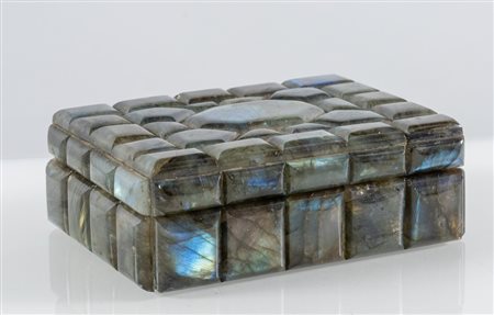 Scatola in labradorite. Italia, XX secolo. Cm 4x11x8.