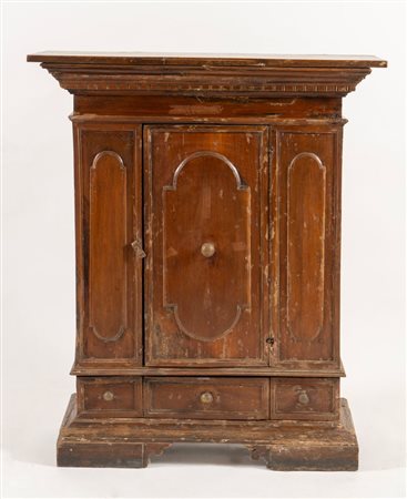 Credenza in massello di noce. Emilia, metà del XVII secolo. Impreziosito da...