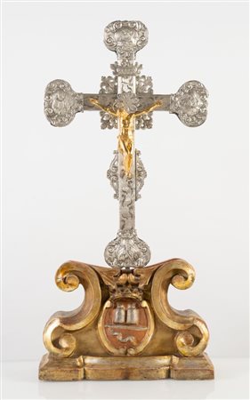 Argentiere bolognese dell'inizio del XVIII secolo. Croce in argento bulinata...