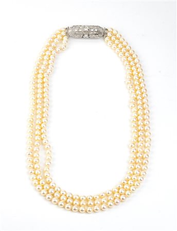 Collana di perle con fermezza geometrica in platino e diamanti 