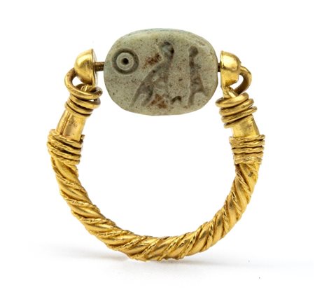 Anello in stile archeologico in oro