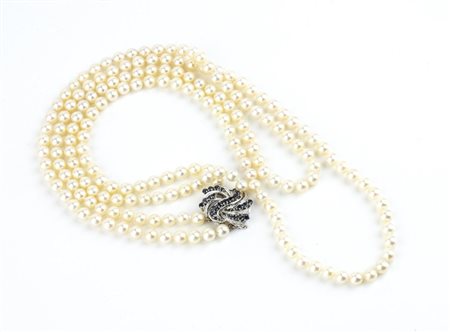 Collana di perle con fermezza in oro bianco zaffiri e diamanti 