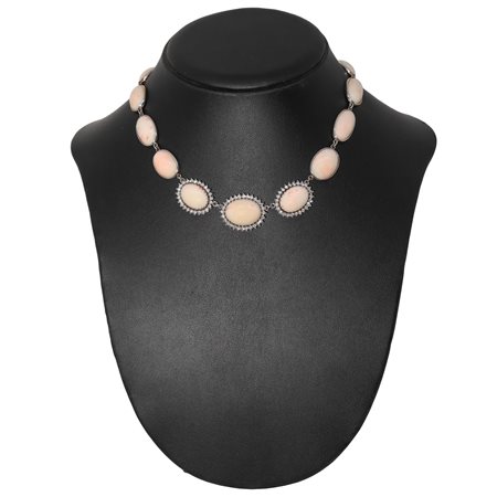 Collana in oro bianco con 13 ovali in corallo rosa