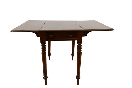  
Tavolino inglese a bandelle in mogano. Due cassetti ai lati. Inghilterra, primi anni del XX secolo. 
 cm 76x104x54; due bandelle da cm 38