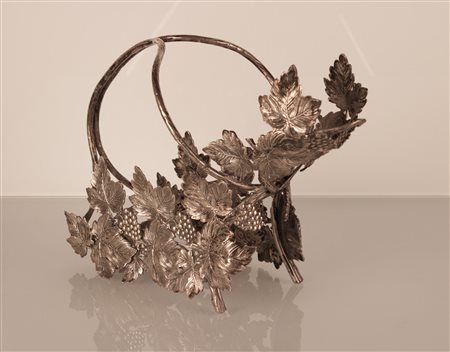  
Portabottiglie cesellato con decorazioni a foglie di vite in argento 800/000 
 