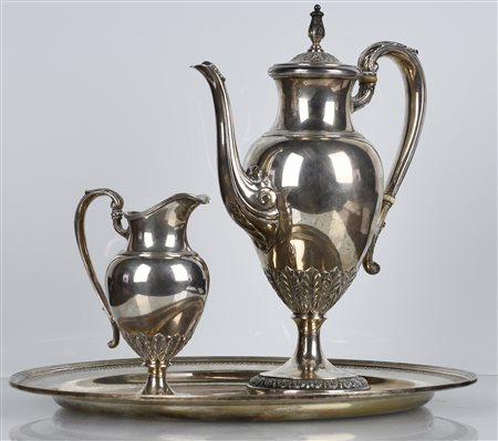  
Servizio di caffettiera e lattiera con vassoio in argento Tiffany & Co. Delicata decorazione a palmette e volute. 
 peso g 1450