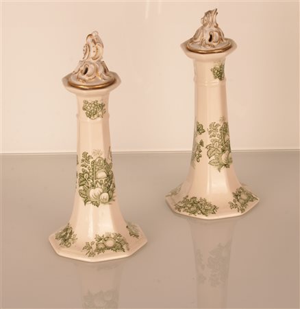  
Coppia di portacandele  Masons in porcellana con decoro a racemi verde su fondo bianco. e tappi decorativi a forma di fiamma lumeggiati d'oro. 
 altezza cm 20 con coperchio