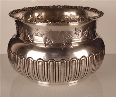  
Grande bacile in argento 800/000 con punzone Argenteria Balducci finemente decorato 
 Ø cm 30; g 2010