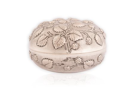  
Scatola in argento Buccellati porta bon bon con coperchio cesellato con foglie di fragola 
 g 450