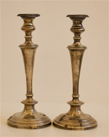  
Coppia di candelieri in argento 925/000. Londra, XIX secolo 
 altezza cm 31