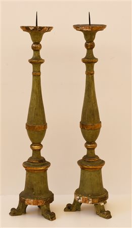  
Coppia di torciere in stile neoclassico da altare in legno laccato verde e dorato. 
 altezza cm 109