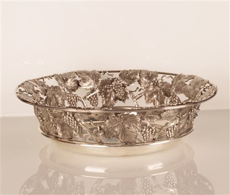  
Centrotavola in argento 800/1000 con decorazione a tralci di vite. Punzoni inglesi  
 Ø cm 27; peso g 1049