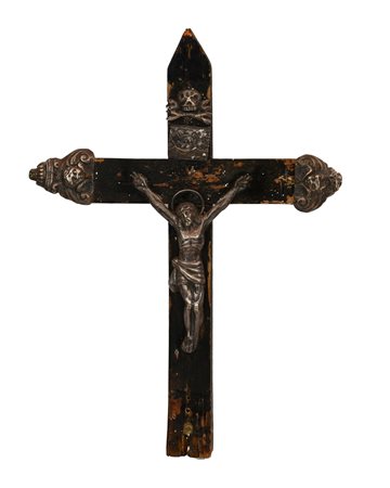  
Crocifisso in legno ebanizzato con inserti in argento. Sicilia, inizi del XIX secolo 
 cm 31x22,5