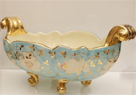  
Centrotavola biansato  in ceramica Deruta con decori a smalto in oro e fiori dipinti 
 cm 16x47x28