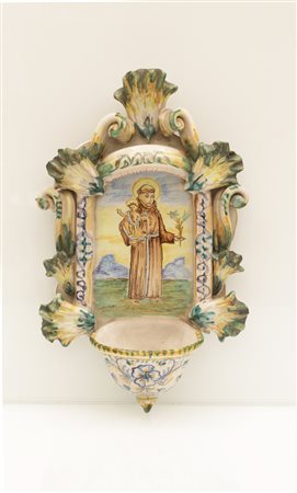  
Manifattura di Ariano Arpino. Acquasantiera in maiolica decorata con l'immagne di Sant'Antonio Abate e il Bambin Gesù XX secolo
 cm 38x17x7