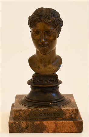 Vincenzo Gemito (Napoli, 1852 - Napoli, 1929) 
Scultura raffigurante volto femminile su base di marmo 
bronzo  altezza cm 14,8; base cm 11x11