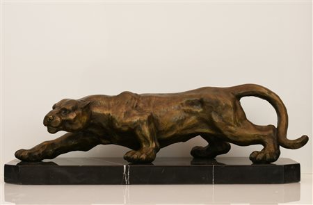  
Scultura in bronzo raffigurante una pantera nell'atto di attaccare una preda. 
 base: cm 41x15; altezza cm 14; peso g 6694 