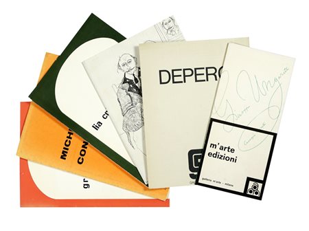 Raccolta di oltre 80 tra cataloghi, brochures, inviti di gallerie d'arte.  Datati fine anni '60 - inizio anni '70.