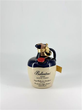  
Ballantine's Finest Blended Scotch Whisky in Ceramic Jug 
 0,7