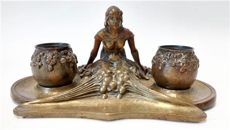 Calamaio Art Nouveau in fusione di bronzo con figura femminile inginocchiata e