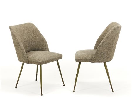 Coppia di poltroncine imbottite rivestite in tessuto beige, gambe in metallo ve