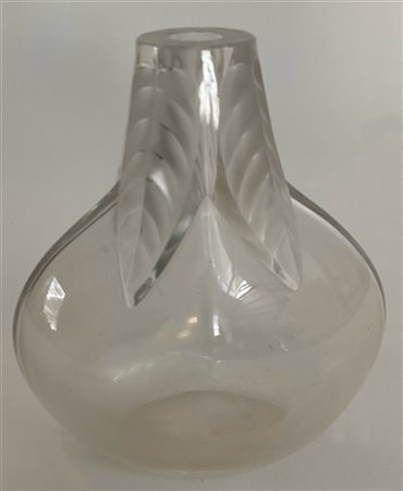 Lalique Vaso soliflore in vetro parzialmente acidato. Francia, seconda metà seco