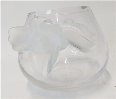 Lalique, Francia Vaso in vetro soffiato in stampo e parzialmente acidato, decora