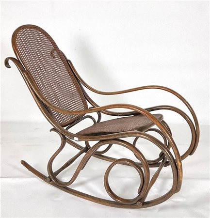 Thonet Sedia a dondolo in faggio curvato. Austria, prima metà secolo XX. Marcata