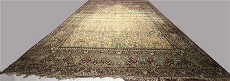 Tappeto preghiera Kirman, Persia, fine secolo XIX. Mirab a fondo beige decorato