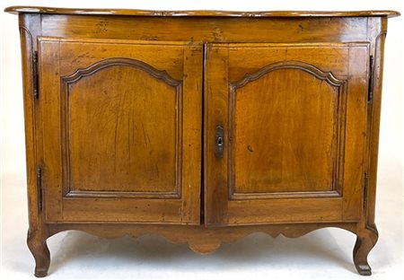 Credenza in noce con fronte e fianchi pannellati a due ante, piano sagomato e p