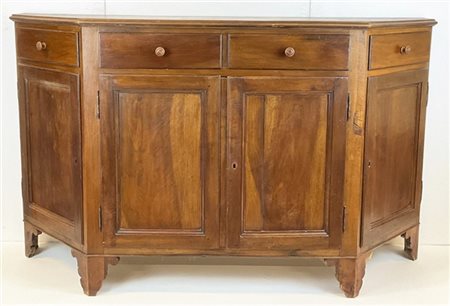 Credenza scantonata in noce con quattro ante pannellate e quattro cassetti, pie