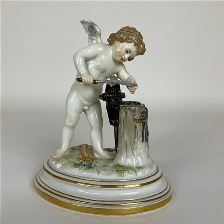 Manifattura di Meissen, secolo XIX. Cupido affila le sue frecce, figura in porc