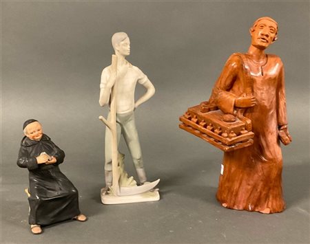 Manifatture differenti, lotto composto da tre sculture di soggetti e materiali