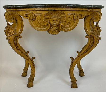 Console in legno intagliato e dipinto, quattro gambe a volute contrapposte con