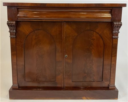 Credenza lastronata in mogano a due ante pannellate e cassetto sottopiano, mont