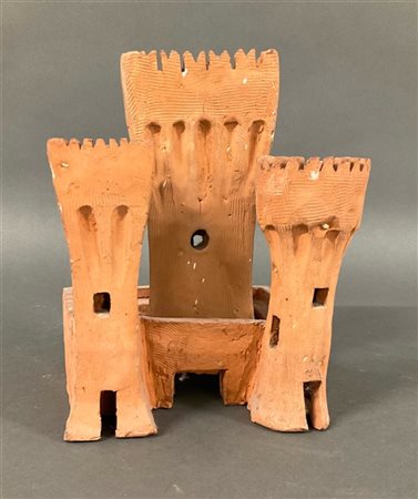 Modello di castello con tre torri in terracotta (cm 20x27x18) (difetti)