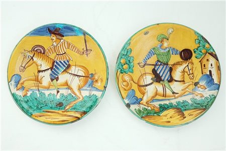 Manifattura di Montelupo, secolo XIX. Coppia di piatti in maiolica dipinta in p