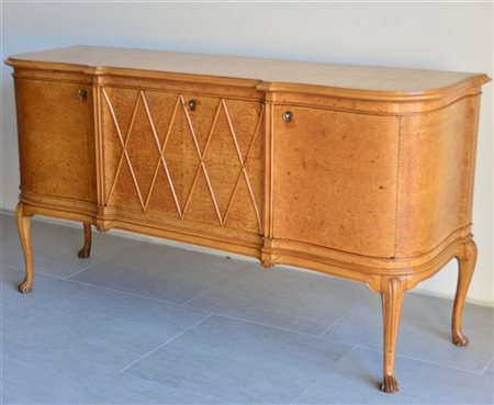 Credenza di gusto barocchetto impiallacciata in radica di legni diversi con qua