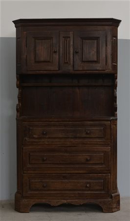 Credenza rustica con alzata in legno dolce. Parte inferiore a tre cassetti e pa