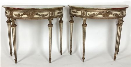 Coppia di antiche console in legno intagliato e laccato con fascia decorata a v