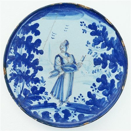 Manifattura di Pavia, secolo XVIII. Alzata in maiolica con decoro in blu con fi