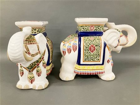 Coppia di sgabelli a forma di elefante in ceramica decorata in policromia (cm 6