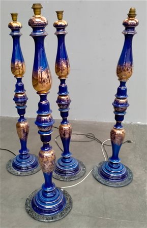 Artepiù * Lotto di quattro lampade in ceramica smaltata blu e oro, base in grani