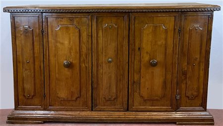 Antica credenza in noce con fronte a due ante e lesene pannellate, piano con bo